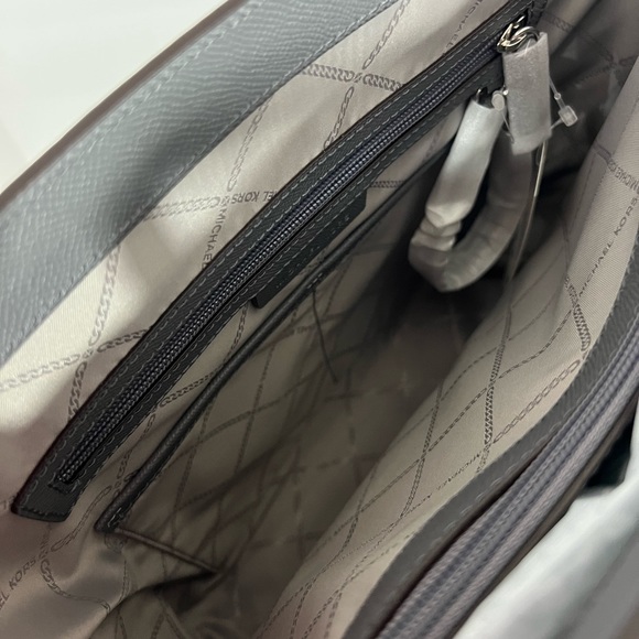 NWT MICHAEL KORS LEATHER VOYAGER EW TOTE HANDBAG - Picture 5 of 10